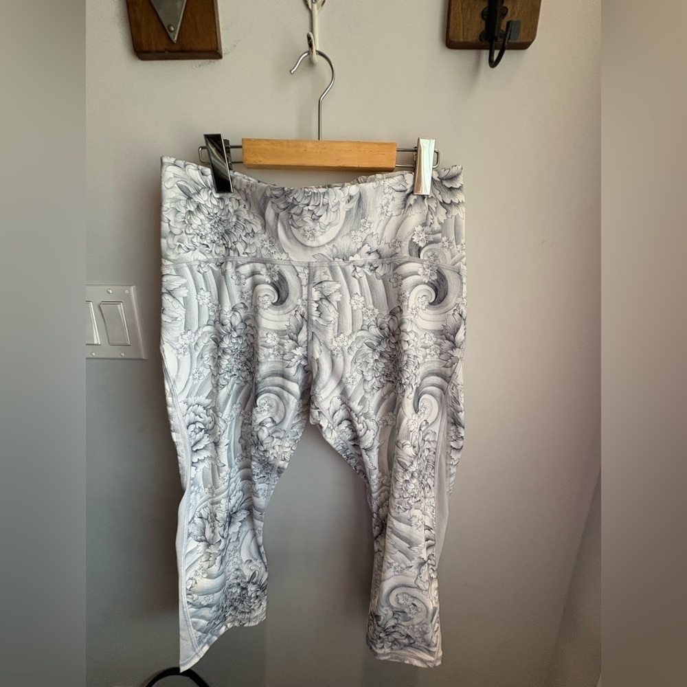 lululemon Women’s White/Grey Patterned Capri Leggings